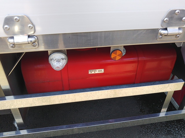 三菱ふそうキャンター冷蔵冷凍ウイング小型（2t・3t）[写真13]