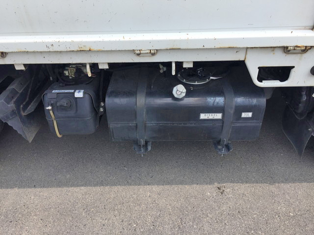 三菱ふそうキャンター平ボディ小型（2t・3t）[写真16]