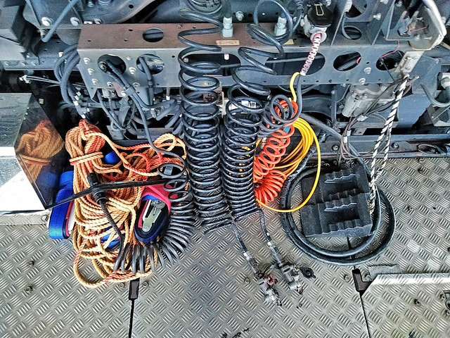 UDトラックスクオントレーラーヘッド（トラクターヘッド）大型（10t）[写真11]