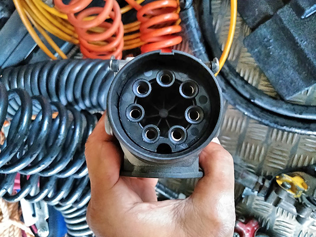 UDトラックスクオントレーラーヘッド（トラクターヘッド）大型（10t）[写真13]