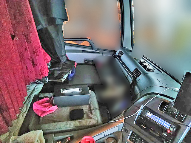 UDトラックスクオントレーラーヘッド（トラクターヘッド）大型（10t）[写真28]