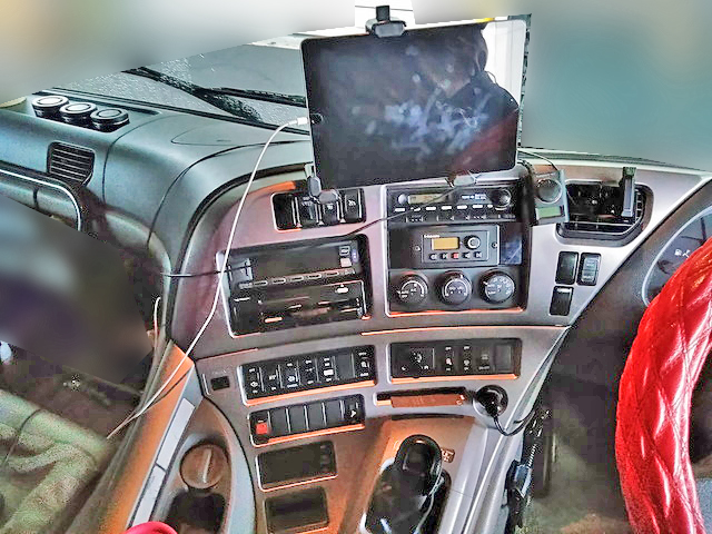 UDトラックスクオントレーラーヘッド（トラクターヘッド）大型（10t）[写真30]