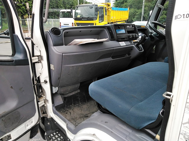 三菱ふそうキャンター平ボディ小型（2t・3t）[写真30]