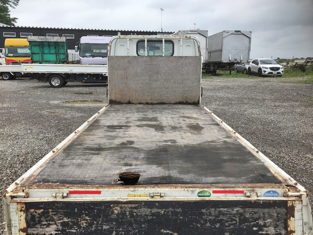 三菱ふそうキャンター平ボディ小型（2t・3t）[写真13]