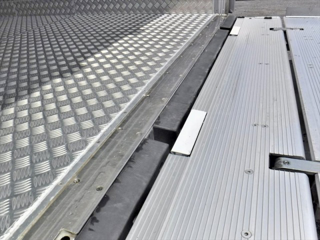 いすゞエルフ冷凍車（冷蔵車）小型（2t・3t）[写真13]