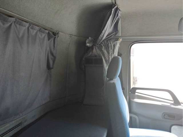 UDトラックスクオントレーラーヘッド（トラクターヘッド）大型（10t）[写真18]