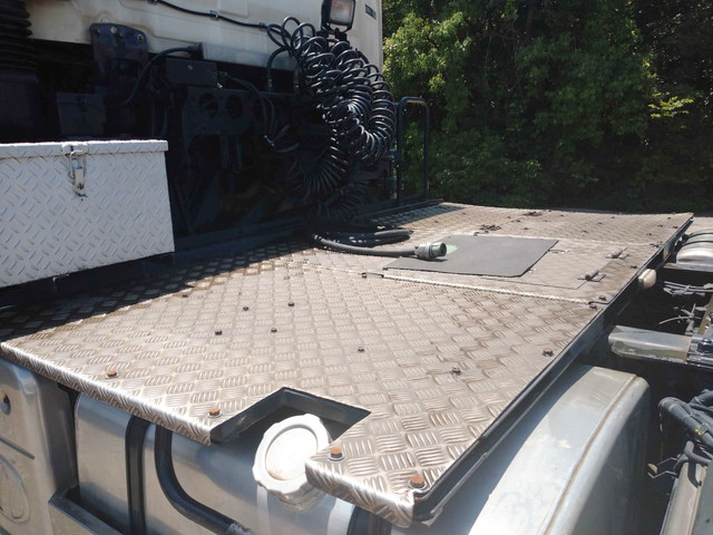 UDトラックスクオントレーラーヘッド（トラクターヘッド）大型（10t）[写真05]