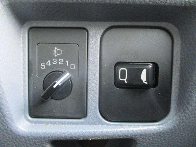 三菱ふそうキャンター幌ウイング小型（2t・3t）[写真24]