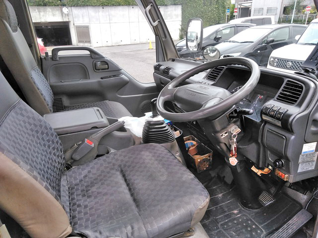 いすゞエルフ冷凍車（冷蔵車）小型（2t・3t）[写真20]