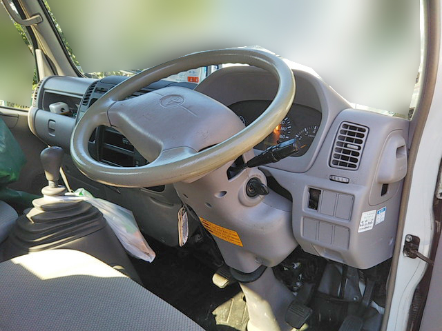 トヨタトヨエース平ボディ小型（2t・3t）[写真36]