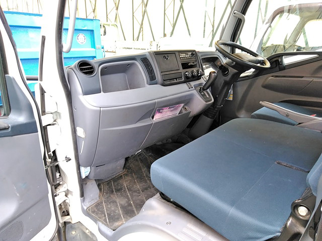 三菱ふそうキャンター平ボディ小型（2t・3t）[写真32]
