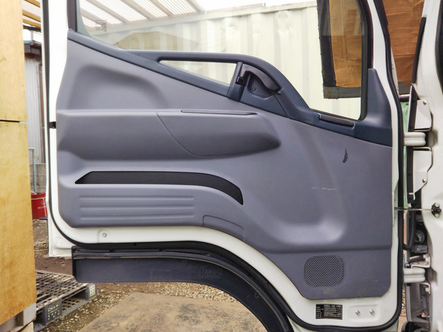 三菱ふそうキャンター平ボディ小型（2t・3t）[写真30]