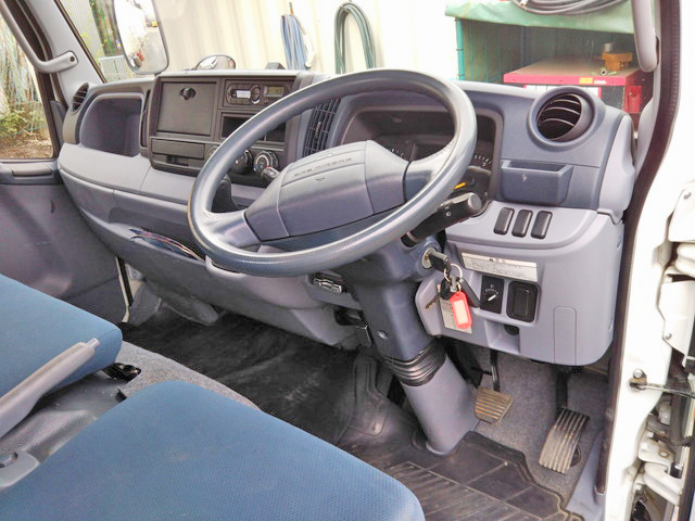 三菱ふそうキャンター平ボディ小型（2t・3t）[写真35]