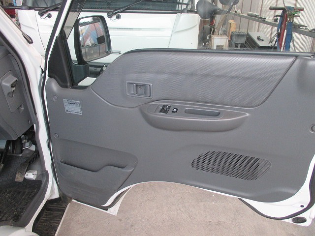 マツダボンゴ平ボディ小型（2t・3t）[写真13]