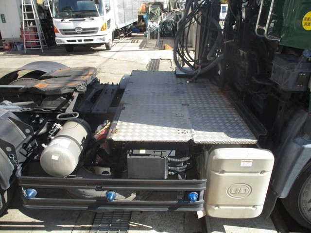 UDトラックスクオントレーラーヘッド（トラクターヘッド）大型（10t）[写真10]