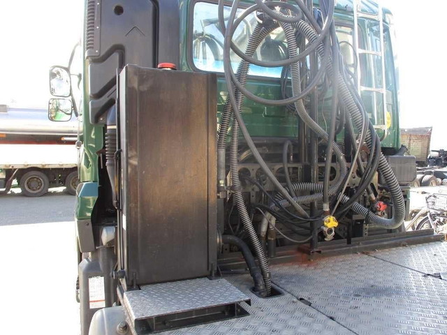 UDトラックスクオントレーラーヘッド（トラクターヘッド）大型（10t）[写真08]