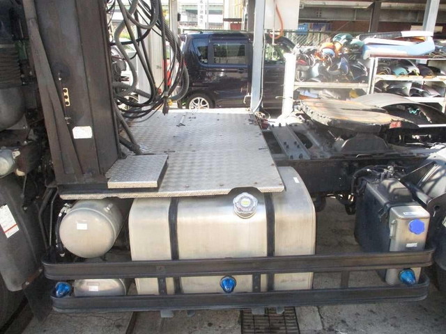 UDトラックスクオントレーラーヘッド（トラクターヘッド）大型（10t）[写真09]