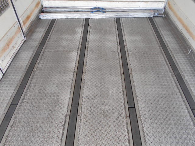 いすゞフォワード冷凍車（冷蔵車）中型（4t）[写真14]