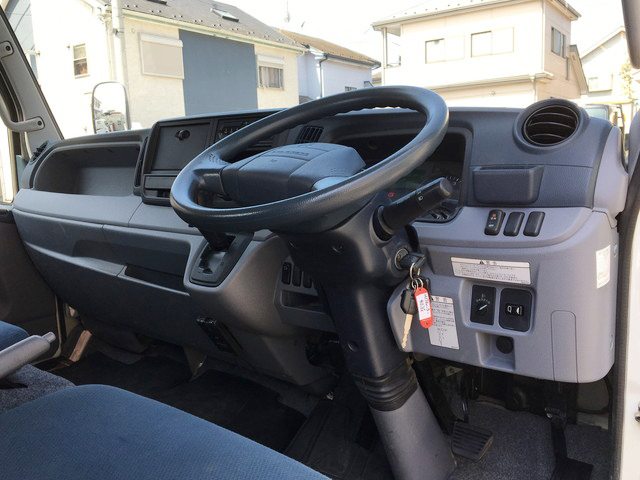 三菱ふそうキャンター平ボディ小型（2t・3t）[写真32]