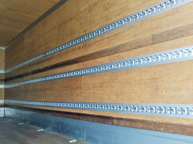 いすゞフォワードアルミバン中型（4t）[写真11]