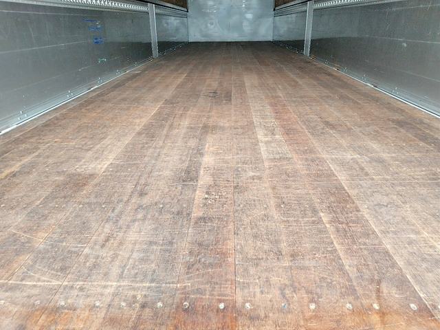 いすゞギガアルミウイング大型（10t）[写真12]