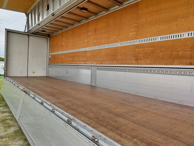 いすゞギガアルミウイング大型（10t）[写真13]