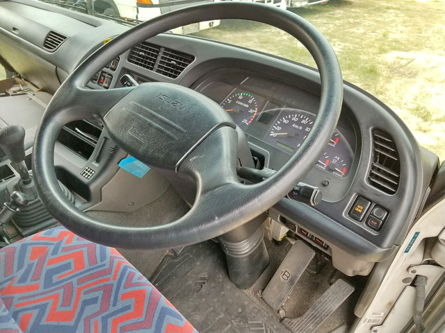 いすゞギガアルミウイング大型（10t）[写真29]