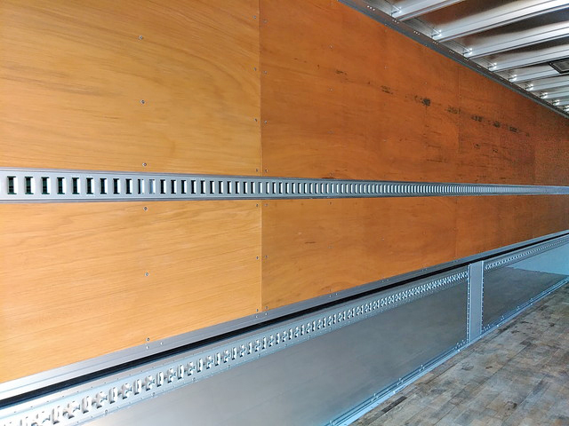 いすゞギガアルミウイング大型（10t）[写真12]