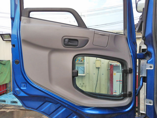 UDトラックスクオントレーラーヘッド（トラクターヘッド）大型（10t）[写真25]