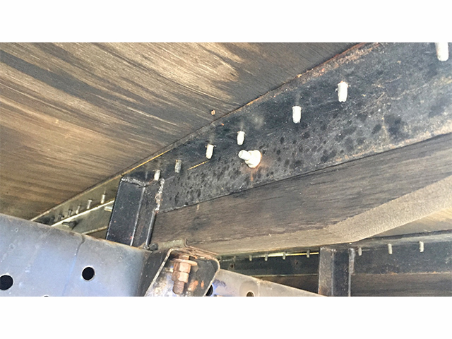 いすゞエルフ平ボディ小型（2t・3t）[写真10]