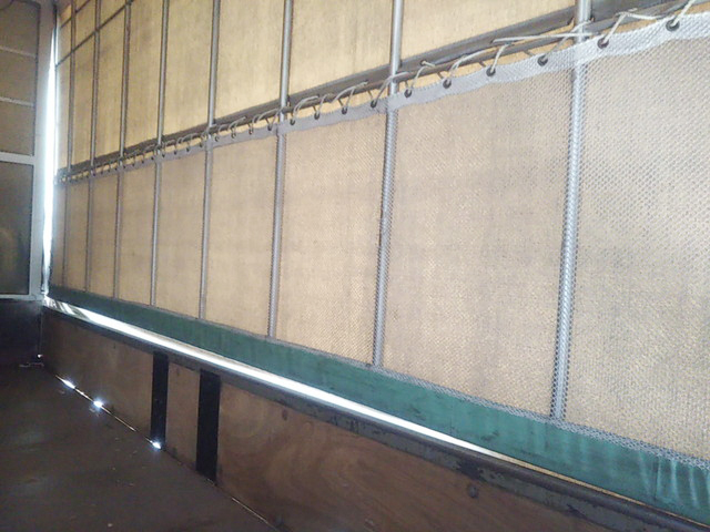 三菱ふそうキャンター幌ウイング小型（2t・3t）[写真08]