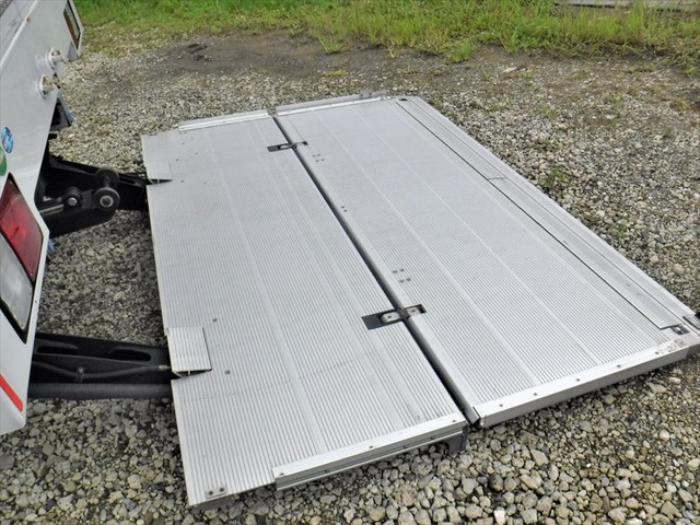 日野レンジャー冷蔵冷凍ウイング中型（4t）[写真15]