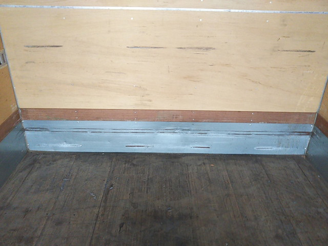 いすゞフォワードアルミバン中型（4t）[写真15]