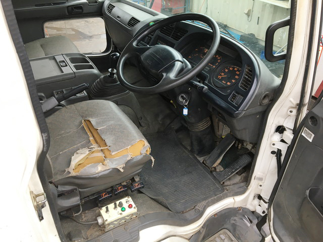 いすゞフォワードコンテナ専用車中型（4t）[写真32]