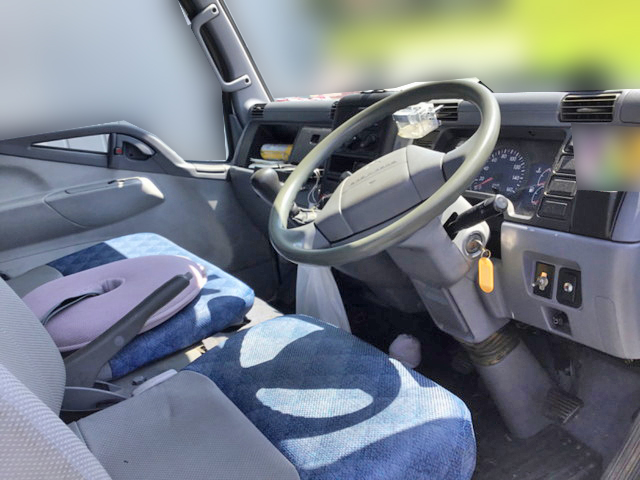 三菱ふそうキャンターガッツ平ボディ小型（2t・3t）[写真15]