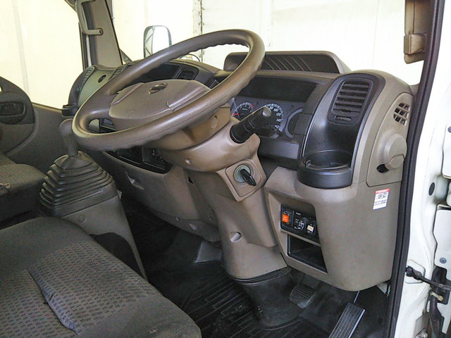 日産アトラス幌ウイング小型（2t・3t）[写真30]