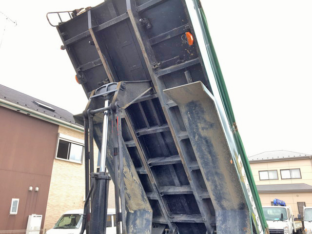 UDトラックスクオンダンプ大型（10t）[写真15]