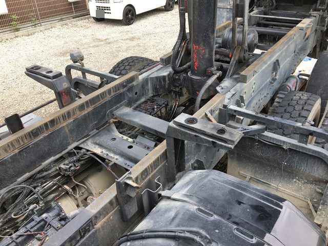 UDトラックスクオンダンプ大型（10t）[写真17]