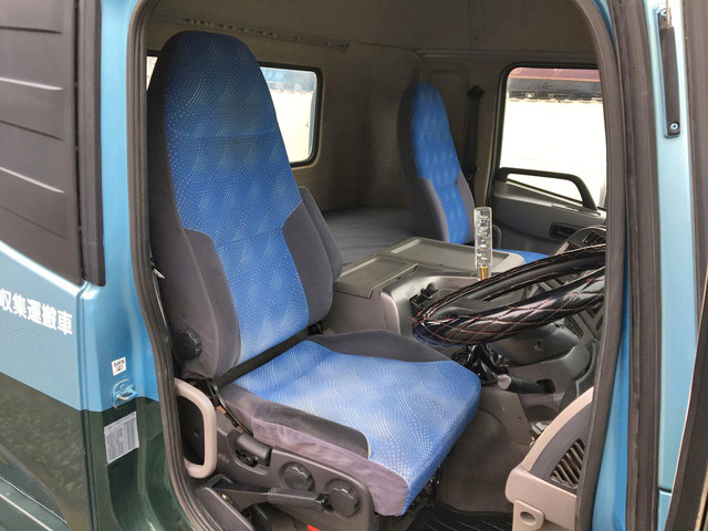 UDトラックスクオンダンプ大型（10t）[写真30]