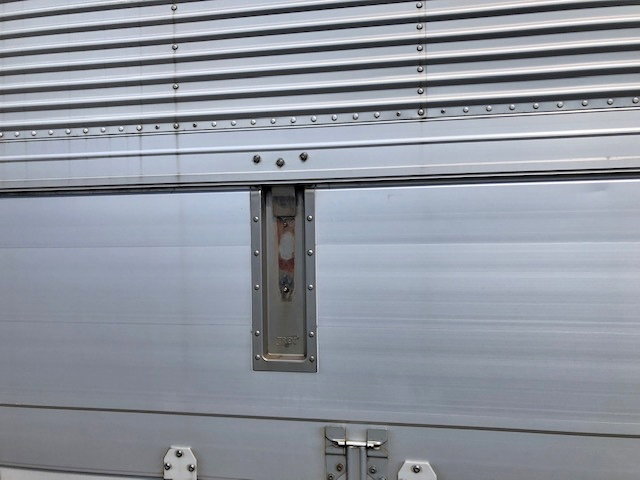 いすゞギガアルミウイング大型（10t）[写真12]