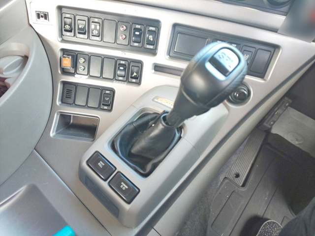 UDトラックスクオントレーラーヘッド（トラクターヘッド）大型（10t）[写真15]