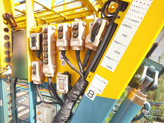 UDトラックスクオントレーラーヘッド（トラクターヘッド）大型（10t）[写真31]