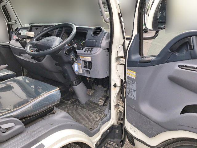 三菱ふそうキャンター平ボディ小型（2t・3t）[写真18]
