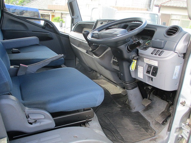 三菱ふそうキャンター平ボディ小型（2t・3t）[写真16]