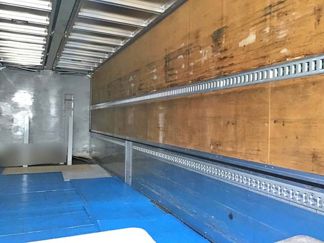 いすゞギガアルミウイング大型（10t）[写真11]