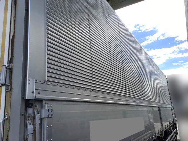 いすゞギガアルミウイング大型（10t）[写真05]
