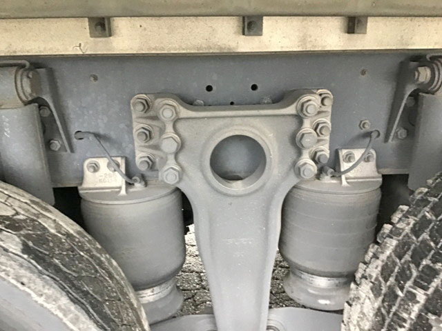 いすゞギガアルミウイング大型（10t）[写真12]