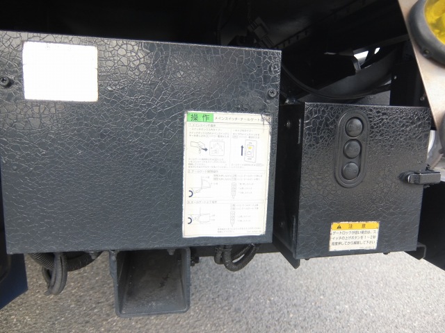 三菱ふそうキャンターアルミバン小型（2t・3t）[写真23]