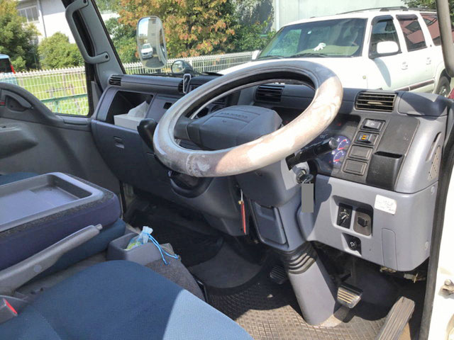 三菱ふそうキャンターアルミバン小型（2t・3t）[写真14]