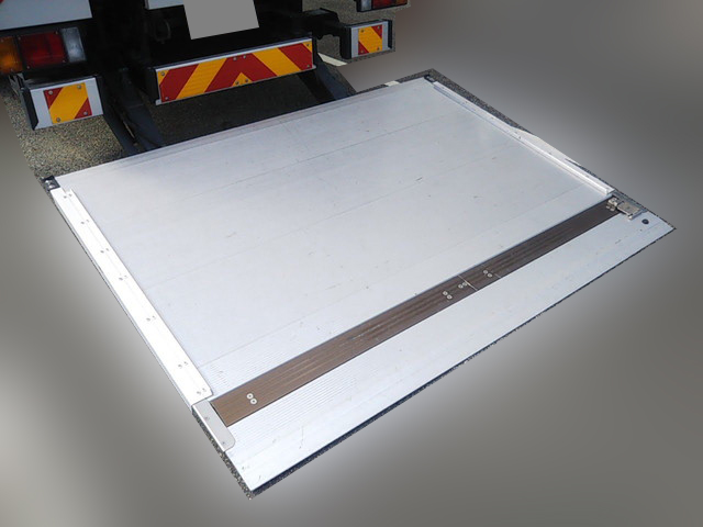 いすゞエルフアルミウイング小型（2t・3t）[写真14]